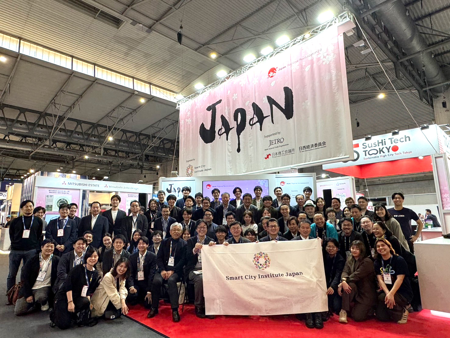 ジャパンパビリオン。桜をテーマにした華やかなデザインは多くの来場者の目を引き、撮影に来る人もいるほどだった